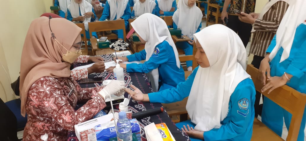 Optimalisasi Pemanfaatan Tablet Tambah Darah dan Pemeriksaan Sampel HB (Hemoglobin) bagi Remaja Putri di SMK N 1 Pakis Aji
