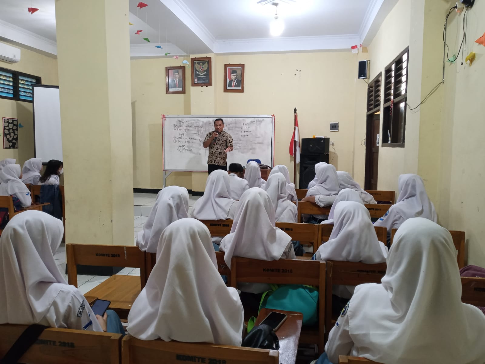 PPLH (Penyuluhan Pemanfaatan Lingkungan Hidup) mengunjungi SMK N 1 Pakis Aji dalam rangka sosialisasi pemanfaatan tanaman obat
