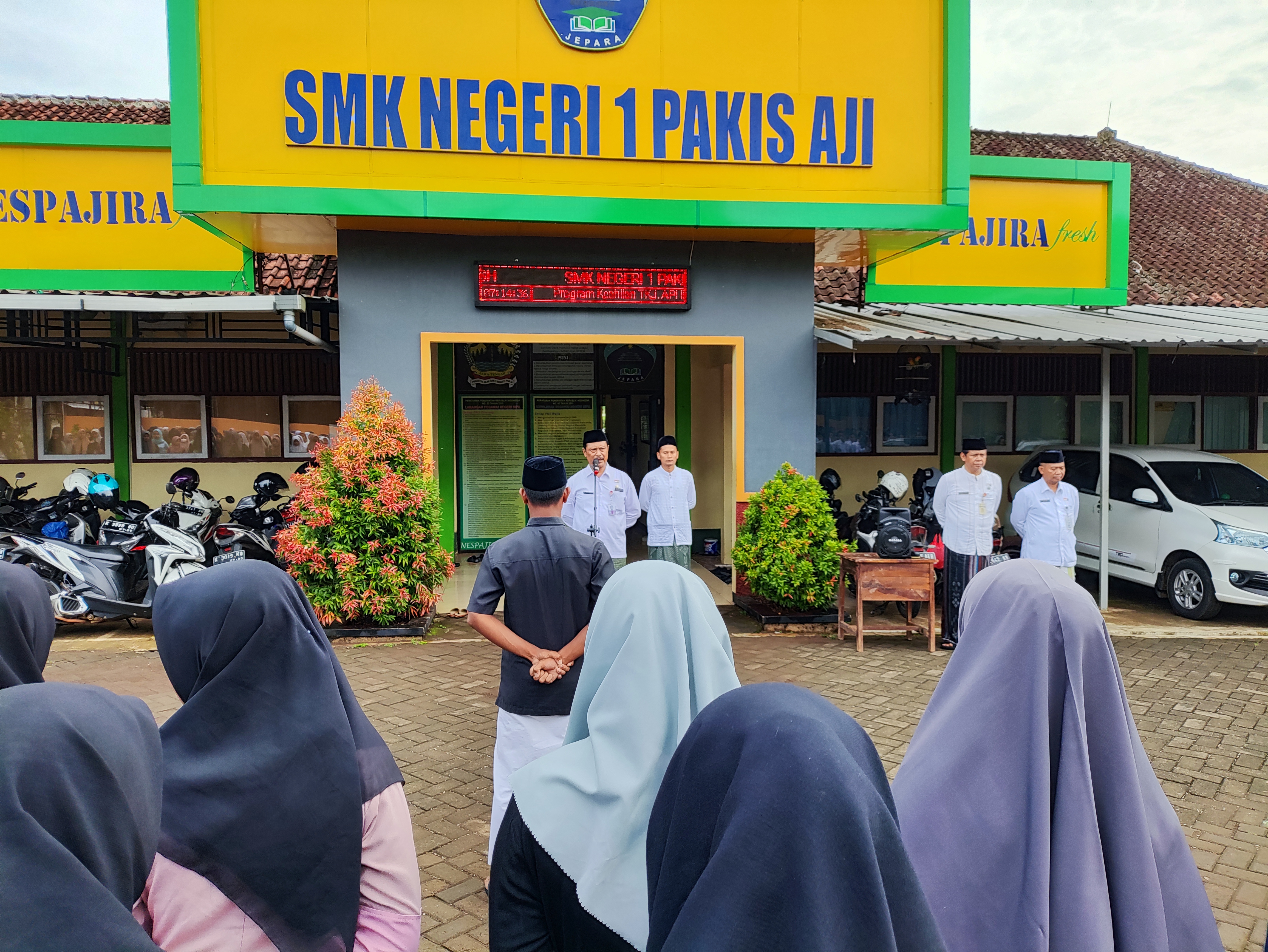 Peringati Hari Santri, Kepala SMK N 1 Pakis Aji Drs. Bambang Winiharto Aji  Ajak Siswa Terapkan Kitab Ta’lim Mutallim